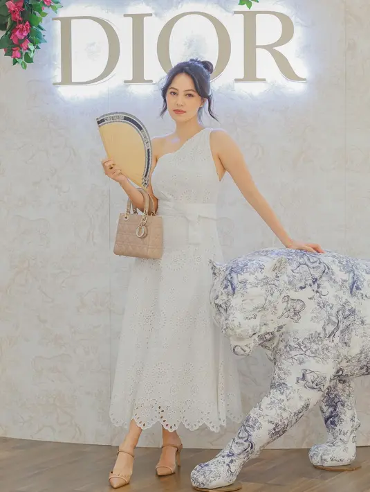 Nuansa kasual Anggika Bolsterli dibalut dress putih. Dress ini memiliki detail manis bahu asimetris dan belt yang manis di bagian pinggang. [Foto: Instagram/anggikabolsterli]