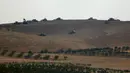 Tank tentara Turki berjaga di sebuah bukit Jarablus kota di Suriah yang terletak dekat perbatasan antara Turki-Suriah (24/8). Turki menambah belasan tank ke Suriah untuk membantu militer lainnya mengusir ISIS. (REUTERS/Umit Bektas)