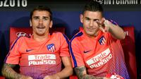 Antoine Griezmann (kiri) bersama Lucas Hernandez di bangku cadangan Atletico Madrid (JAVIER SORIANO / AFP)