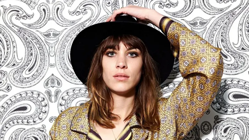 Vintage dan Sporty, Jadi Gaya Andalan Alexa Chung