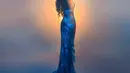 Gaun tersebut memiliki model slit dress dan detail mutiara seperti tetesan air. (Instagram/thesophiarogan).