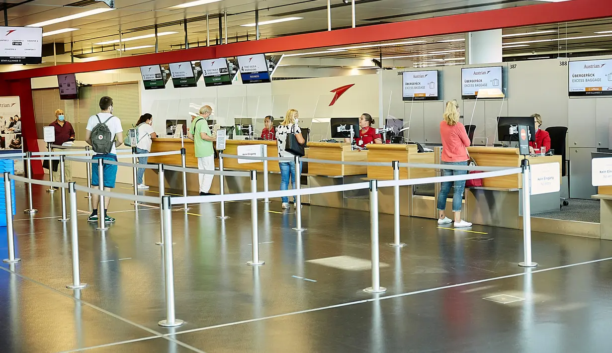 Para penumpang melakukan check-in di Bandara Internasional Wina di Wina, Austria, pada 15 Juli 2020. Bandara Internasional Wina mencatatkan penyusutan volume penumpang sebesar 95,4 persen menjadi 138.124 orang pada Juni 2020 dibandingkan tahun sebelumnya. Jumlah volume penumpang selama periode Janua