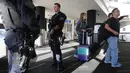 Wisatawan melewati petugas keamanan Bandara Internasional Los Angeles (LAX) di Los Angeles, Rabu (23/11). Di Amerika Serikat, tradisi mudik dilakukan saat hari perayaan Thanksgiving yang jatuh setiap Kamis keempat di November. (REUTERS/David McNew)