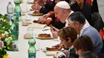 Paus Fransiskus (kanan) menyantap makan siang bersama sejumlah orang miskin di Pope Paul VI hall, Vatikan, Minggu (18/11). Makan siang bersama ratusan kaum papa, tunawisma, dan pengangguran itu memperingati Hari Orang Miskin Sedunia. (Vincenzo PINTO/AFP)