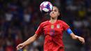 Penyerang Timnas Amerika Serikat, Alex Morgan, mengontrol bola saat melawan Inggris dalam laga Women’s World Cup football 2019 di Prancis pada 7 Juli 2019. Amerika Serikat menang 2-1 atas Ingris.(AFP/Franck Fife)