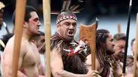 Tarian suku Maori "Haka" dipentaskan sebagai penghormatan meninggalnya legenda rugby Selandia Baru, Jonah Lomu, di Auckland, Selandia Baru, (30/11/2015). (AFP/Michael Bradley)