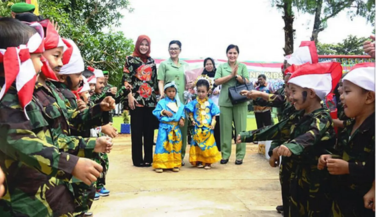 "Anak didik Laki-laki Menyambut dgn Tarian Daerah Asli yg menjadi Favorite : Tarian GANDARANG BULO. Tarian Khas Asli menyambut Hari Panen Raya 🌾🌾👏🏼 #menjagabudaya #paud," tulis Bella Saphira dalam keterangan foto 27Juli. (Instagram/bellasaphiraofficia