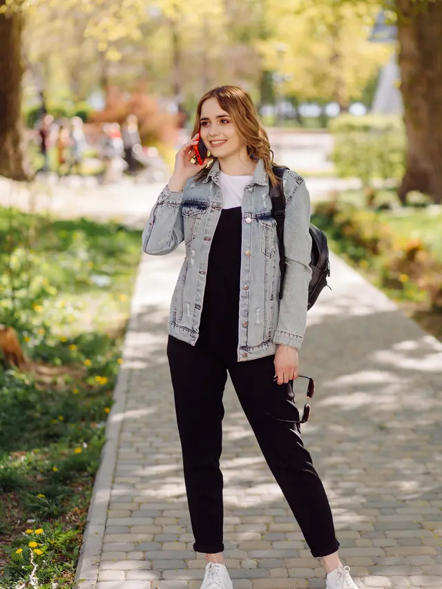 5 Ide Layering Outfit Ngampus Biar Nggak Monoton (photo by freepik.com)