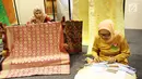 Pengrajin sedang membuat kain saat pameran Kriyanusa Dewan Kerajinan Nasional 2017, di JCC, Jakarta, Rabu (27/9). Acara ini digelar untuk memamerkan produk kerajinan dalam negeri. (Liputan6.com/Angga Yuniar)