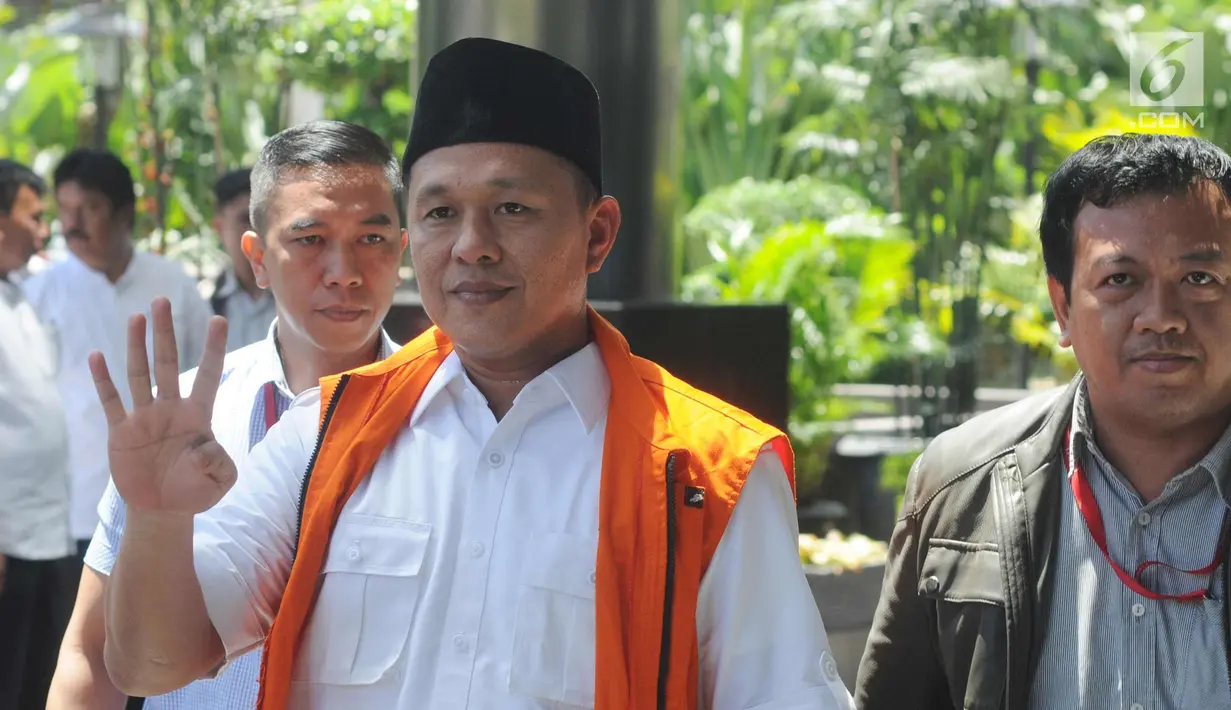 Bupati Lampung Tengah Mustafa memakai rompi tahanan tiba di gedung KPK, Jakarta, Kamis (15/3). Mustafa diperiksa sebagai tersangka terkait kasus dugaan suap untuk pinjaman daerah pada APBD Lampung Tengah 2018. (Merdeka.com/Dwi Narwoko)