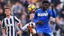 Duel pemain Juventus, Federico Bernardeschi (tengah) dengan pemain Sassuolo, Joseph Duncan (kanan) pada lanjutan Serie A di Allianz Stadium, Turin (4/2/2018). Juventus menang 7-0. (AFP/Marco Bertorello)
