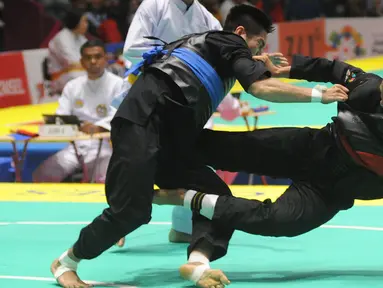 Pesilat Aji Bangkit Pamungkas saat bertarung melawan Duy Tuyen Nguyen dari Vietnam pada semifinal kelas I putra 85kg-90kg Asian Games 2018 di Padepokan Pencak Silat, TMII, Jakarta (26/8). Aji berhasil menang dengan skor 5-0. (Merdeka.com/Arie Basuki)