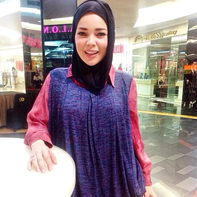 6 Potret Lawas Dewi Sandra di Awal Berhijab, Ubah Penampilan Usai Menikah Lagi