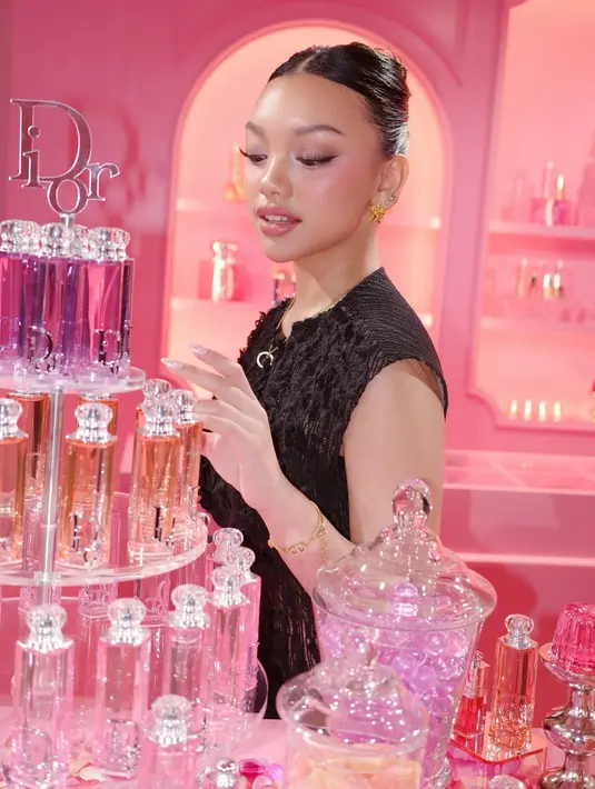 Naura Ayu tampil dengan winged eye yang ikonik, blush pink dan full lips bernuansa pink [@naura.ayu]