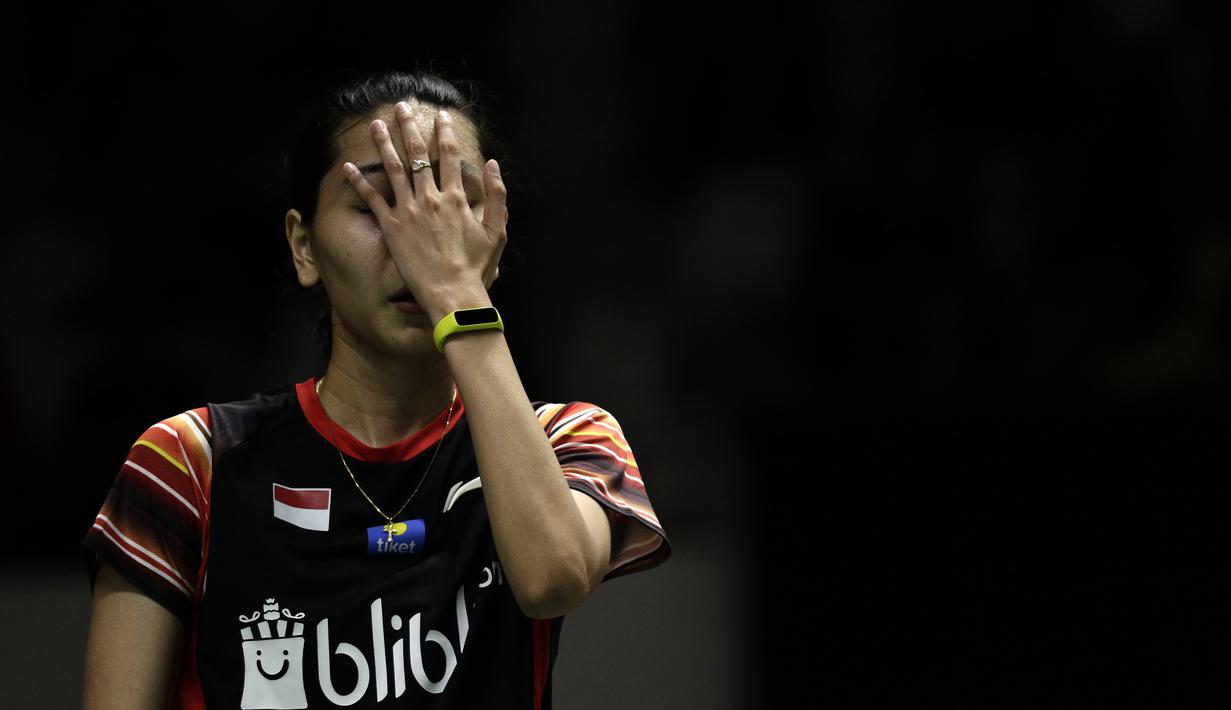 Ganda campuran Indonesia, Gloria Emanuelle Widjaja, menutup muka saat menghadapi ganda China, Zheng Si Wei/Huang Ya Qiong pada laga Indonesia Masters 2020 di Istora Senayan, Jakarta, Selasa (14/1). Hafiz/Gloria kalah 14-21, 13-21. (Bola.com/Yoppy Renato)