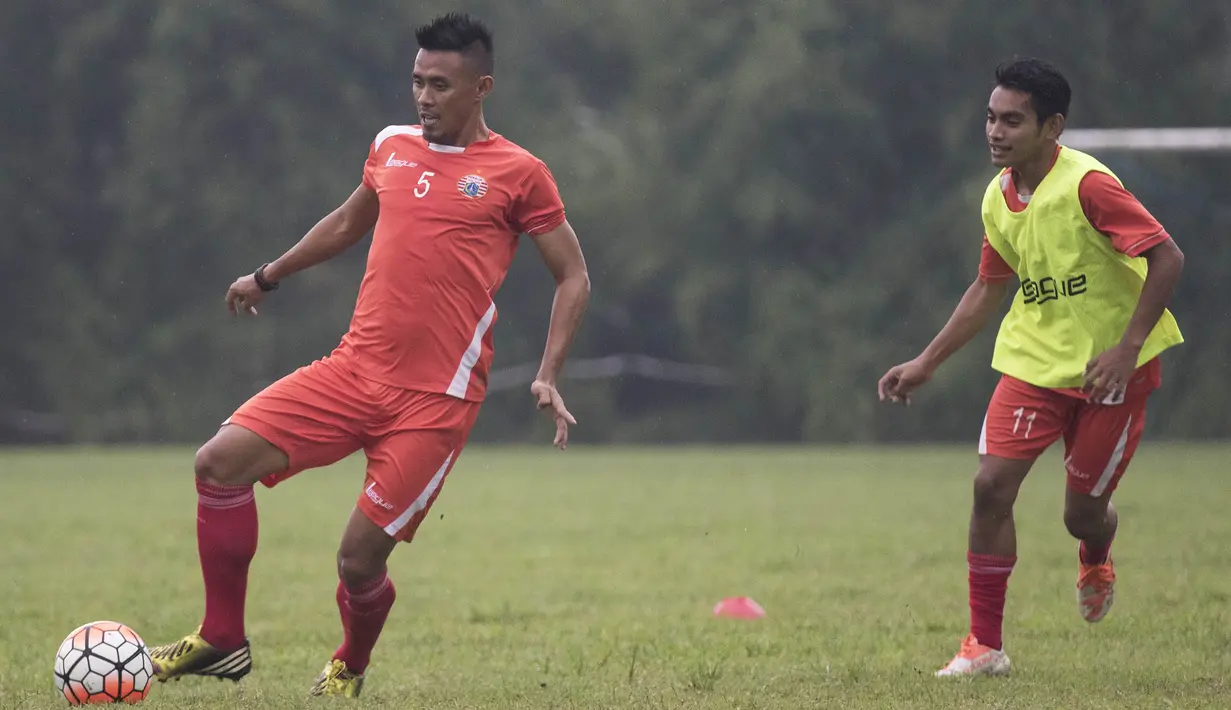 Bek Persija, Maman Abdurahman berusaha mengontrol bola pada latihan perdana jelang babak 8 besar Piala Jenderal Sudirman di Lapangan Sawangan, Depok, Jawa Barat, Jumat (4/12/2015). (Bola.com/Vitalis Yogi Trisna)