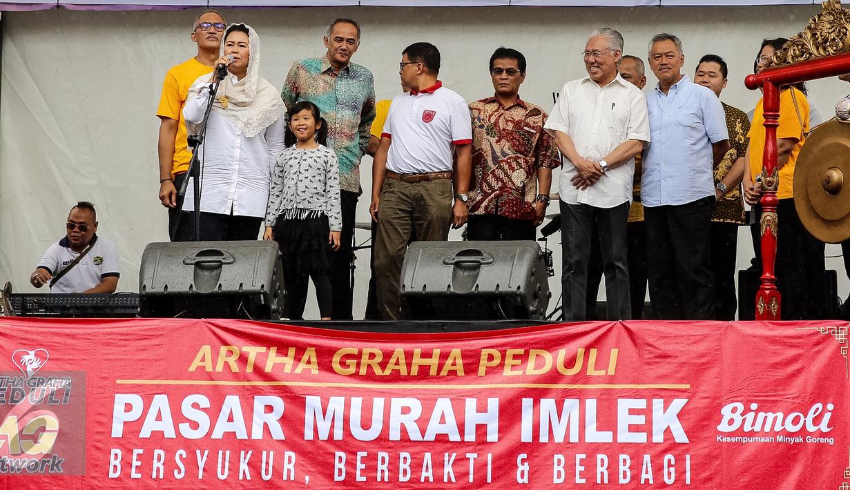 Yenny Wahid saat memberikan sambutan pada acara kick off pasar murah di Kawasan SCBD, Jakarta (14/1). Acara yang digelar Artha Graha Peduli (AGP) bertujuan untuk membantu masyarakat kurang mampu. (Liputan6.com/Fery Pradolo)