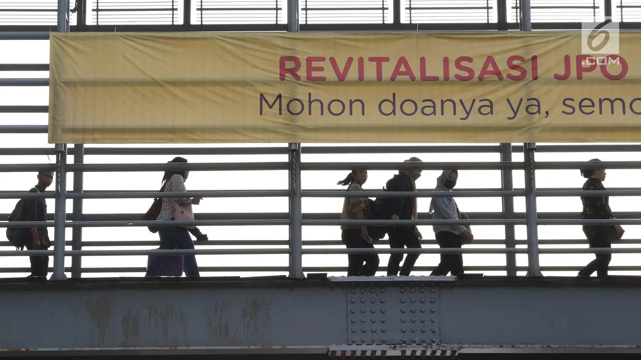 Pemprov DKI Pasangi JPO di Jalan Sudirman dengan Spanduk