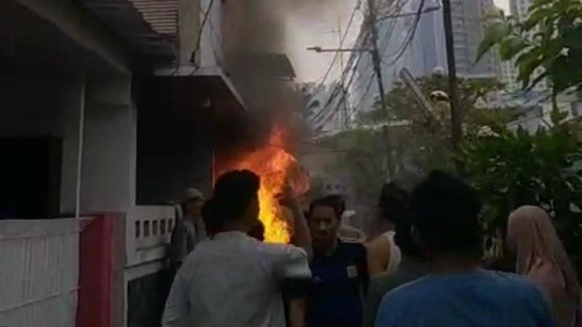 Kebakaran Rumah di Benhil Saat Salat Idul Fitri Tewaskan Seorang PNS