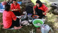 Warga membuat panganan khas Kapuas Hulu (Foto milik: WWF-Indonesia Program Kalbar)