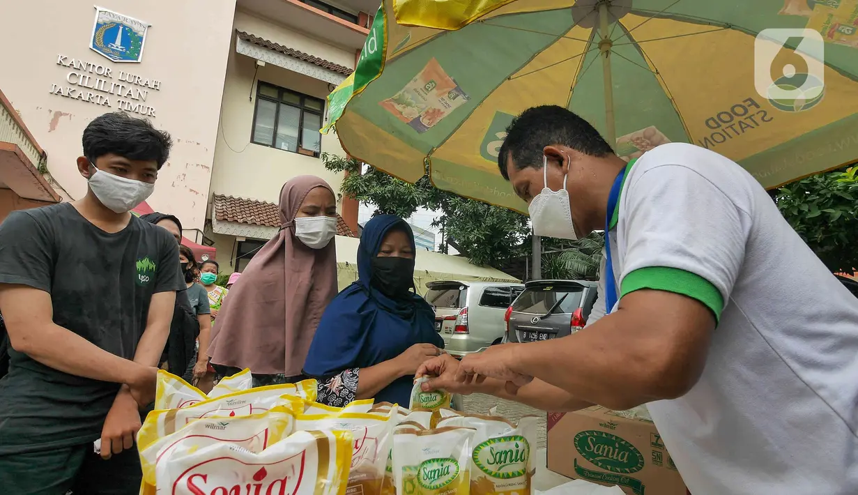 Warga membeli sembako murah di Kantor Kelurahan Cililitan, Jakarta, Rabu (2/2/2022). Pasar murah ini menyediakan minyak goreng dengan harga subsidi yakni Rp 14.000 per liter, beras 5kg dengan harga Rp 55.000 serta telur, susu UHT, gula pasir dan tepung terigu. (Liputan6.com/Herman Zakharia)