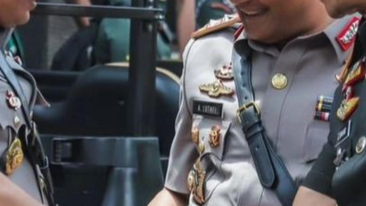 Bahkan, Zainul Bahar dan Ahmad Luthfi terlihat merapikan gesper.