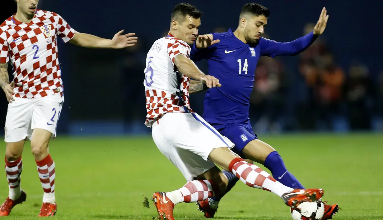 Bek Kroasia, Dejan Lovren, berusaha menghadang gelandang Yunani, Tasos Bakasetas, pada laga leg pertama playoff Piala Dunia 2018 di Stadion Maksimir, Kamis (9/11/2017). Kroasia menang 4-1 atas Yunani. (AP/Darko Bandic)