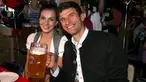 Pesepakbola tim Bayern Munchen, Thomas Mueller berpose bersama istrinya, Lisa saat menghadiri Festival Oktoberfest di Munich, Jerman, Rabu (30/9/2015). (REUTERS/Alexandra Beier/Pool)