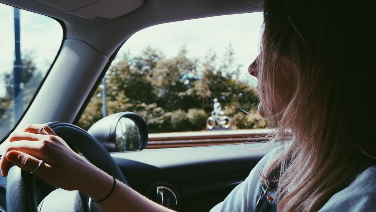 Ilustrasi mengendarai mobil