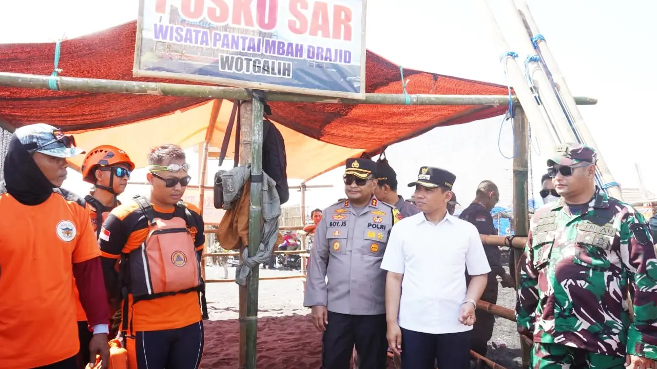 Bupati Lumajang Thoriqul Haq tinjau posko SAR di Pantai Selatan Lumajang. (Istimewa)