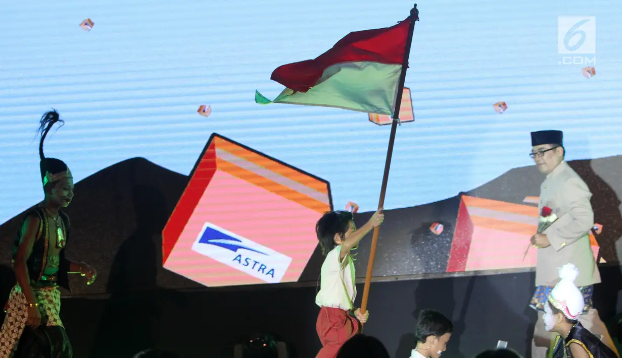 Anak membawa bendera merah putih dalam acara HUT ke-10 Yayasan Pendidikan Astra Michael D. Ruslim di Jakarta, Kamis (17/1). Kegiatan tersebut menginjak 10 tahun kontribusinya dalam memajukan pendidikan di wilayah Prasejahtera. (Liputan6.com/Fery Pradolo)