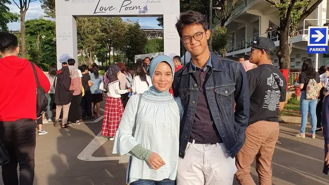 Potret Alam dengan Ibunya, Siti Atikoh, saat menonton konser K-POP.