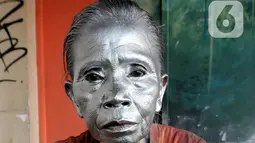 “Nanti setelah mengamen,  cat ini bisa dihilangkan dengan cairan pencuci piring”, tuturnya. (merdeka.com/Arie Basuki)