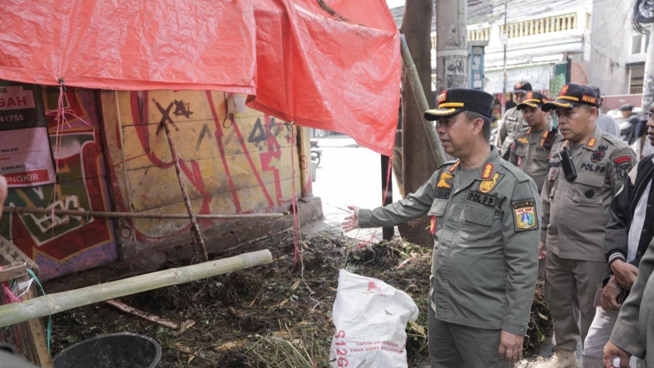 Satpol PP Tertibkan 5 Lapak Hewan Kurban yang Kuasai Trotoar di Jakpus