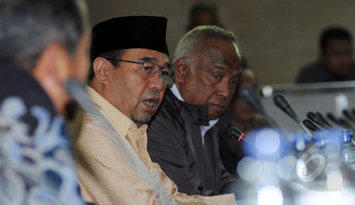 Ketua BPK RI Harry Azhar Aziz (kiri) memberikan sejumlah keterangan seusai melakukan pertemuan tertutup dengan Pimpinan BPK di Gedung BPK, Jakarta, Rabu (11/3/2015). (Liputan6.com/Helmi Fithriansyah)