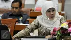 Mensos Khofifah Indar Parawansa mengikuti Rapat Kerja (Raker) dengan Komisi VIII DPR di Jakarta, (16/2). Raker tersebut membahas evaluasi pelaksanaan APBN Tahun 2015 dan tindak lanjut Hasil temuan BPK Semester I Tahun 2015. (Liputan6.com/Johan Tallo)