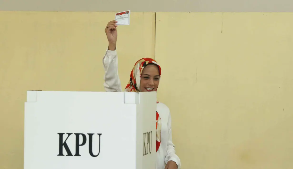 Perempuan kelahiran Bandung 36 tahun silam itu menggunakan hak pilihnya di Tempat Pemungutan Suara (TPS) 018 di Komplek DPR RI, kawasan Kalibata, Jakarta Selatan. (Nurwahyunan/Bintang.com)
