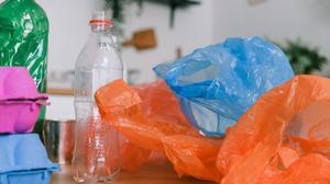 10 Trik Menyimpan Kantong Plastik Bekas agar Tidak Menggunung, Rapi Mudah Dipakai Lagi