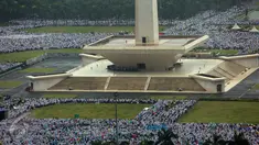 Massa aksi damai 2 Desember bergerak meninggalkan Kawasan Monas setelah melaksanakan Salat Jumat, Jakarta, Jumat (2/12). Massa mulai meninggalkan pelataran Monas dengan berjalan kaki. (Liputan6.com/Johan Tallo)