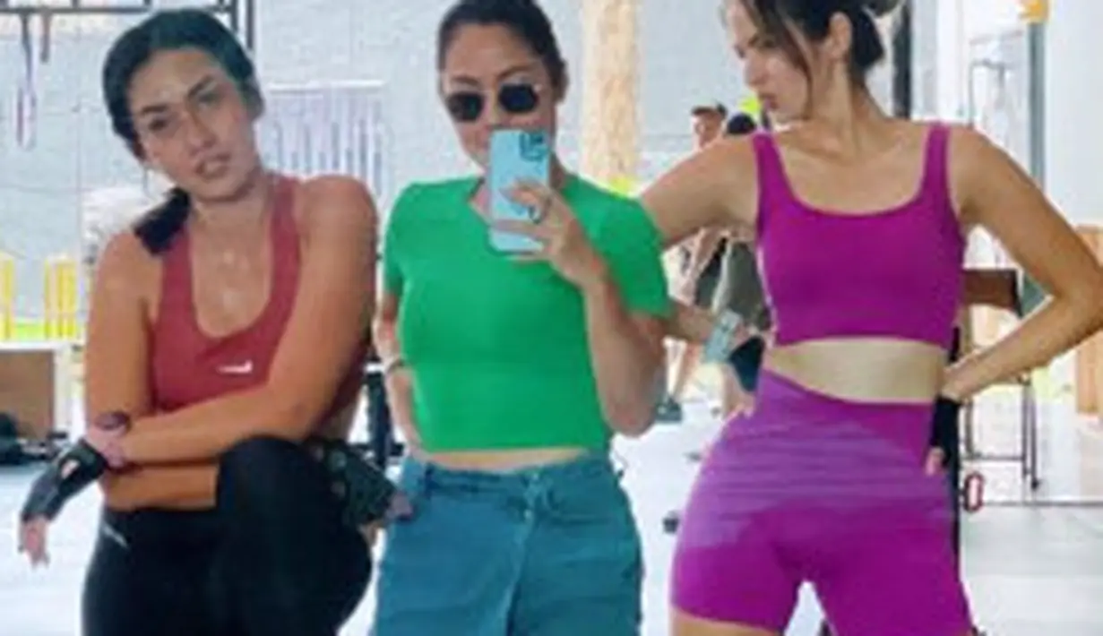 Di kesempatan lain, Nia Ramadhani olahraga di gym bersama teman-temannya [instagram/ramadhaniabakrie]