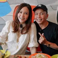 Ayah pedangdut Ayu Ting Ting Abdul Rozak terharu dengan kedatangan Maia Estianty ke warungnya. Pria yang biasa disapa Ayah Ojak itu mengaku merasa seperti mimpi warungnya didatangi oleh musisi yang juga istri pengusaha Irwan Mussry tersebut. [Instagram/maiaestiantyreal]