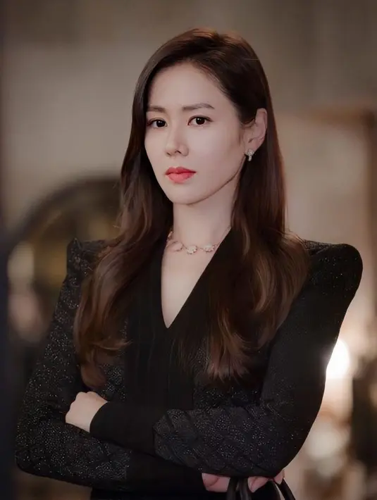 Karakter yang diperankan oleh Son Ye Jin ini kerap tampil classic beauty mengenakan outfit korporat dan glamor. (twitter/karenchiie).