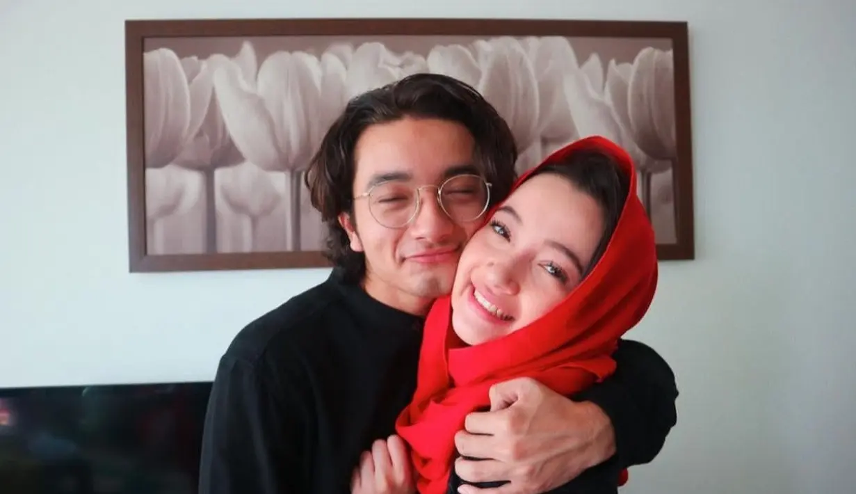 Inilah potret Megan Domani yang tampil cantik saat mengenakan kerudung. Momen megan Domani mengenakan kerudung ini pada perayaan Idul Fitri tahun lalu. Kedekatannya dengan Bryan Domani sudah tak asing lagi, keduanya selalu lengket. (Liputan6.com/IG/megandomani1410).