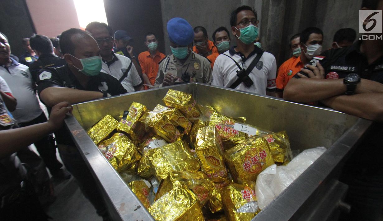 Barang bukti narkoba ditunjukan petugas sebelum di musnahkan di Garbage Plant, Bandara Soekarno-Hatta, Tangerang, Selasa (15/08). Narkoba yang dimusnahkan berupa 284 kilogram sabu dari Badan Narkotika Nasional (BNN). (Liputan6.com/Helmi Afandi)