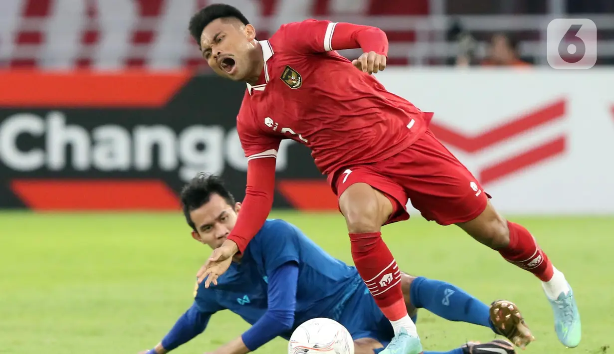 Pemain tengah timnas Indonesia, Saddil Ramdhani (kanan) mengerang saat mendapat tekel dari pemain Thailand pada lanjutan kualifikasi Grup A Piala AFF 2022 di Stadion Utama Gelora Bung Karno, Jakarta, Kamis (29/12/2022). Laga berakhir imbang 1-1. (Liputan6.com/Helmi Fithriansyah)