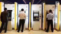 Nasabah melakukan transaksi di ATM Mandiri, Jakarta, Selasa (6/6). PT Bank Mandiri (Persero) Tbk menyiapkan dana tunai sebesar Rp23,5 triliun atau Rp1,1 triliun per hari selama bulan ramadan hingga lebaran. (Liputan6.com/Angga Yuniar)