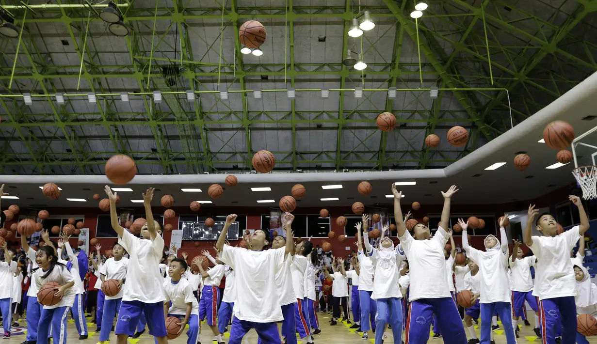 Ratusan anak-anak saat mengikuti coaching clinic bersama Jr. NBA di GOR Soemantri Brodjonegoro, Kuningan, Jakarta, Kamis (17/10). Jr. NBA bekerjasama dengan Pemprovi DKI Jakarta padukan kurikulum olahraga basket dan pengembangan kebugaran. (Bola.com/Yoppy Renato)