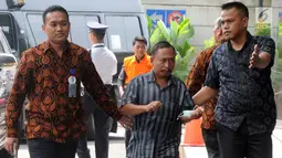 Kader Partai Perindo Kab Bengkulu Selatan, Juhari tiba di gedung KPK, Jakarta, Rabu (16/5). Jukak terjaring OTT bersama Bupati Bengkulu Selatan Dirwan Mahmud beserta isteri Muda Dirwan Mahmud, Heni dan Kasi Dinkes Wati. (Merdeka.com/Dwi Narwoko)