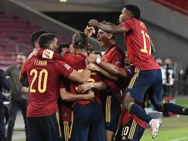 Pemain Spanyol merayakan gol yang dicetak Jose Gaya ke gawang Jerman pada laga Nation League di Mercedes-Benz Arena, Berlin, Jumat (4/9/2020) dini hari WIB. Jerman bermain imbang 1-1 atas Spanyol. (AFP/Thomas Kienzle)