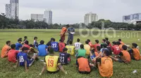 Asisten pelatih Timnas Indonesia U-19, Djarot Supriadi, memberikan pengarahan saat memantau seleksi Timnas Indonesia U-19 di Lapangan Aldiron, Jakarta, Kamis (23/2/2017). (Bola.com/Vitalis Yogi Trisna)